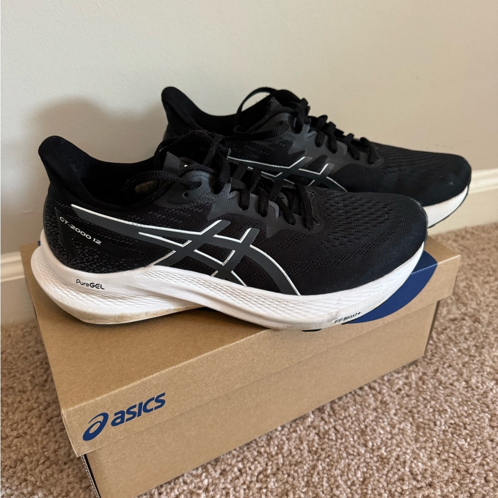 ASICS Women’s Black & white GT2000 Running Shoes